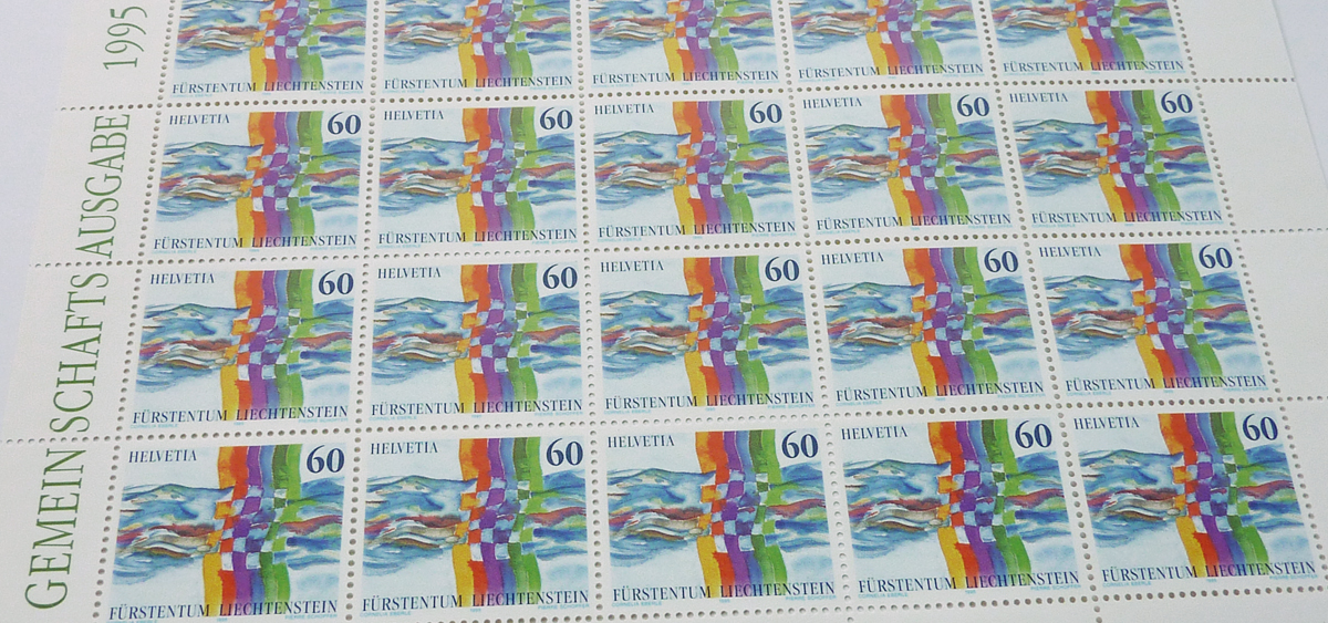 Gemeinschaftsbriefmarke Schweiz / Liechtenstein anlässlich des 75-Jahre Postvertragsjubiläum.
<br>
Der Auftrag wurde durch einen Wettbewerb entschieden.