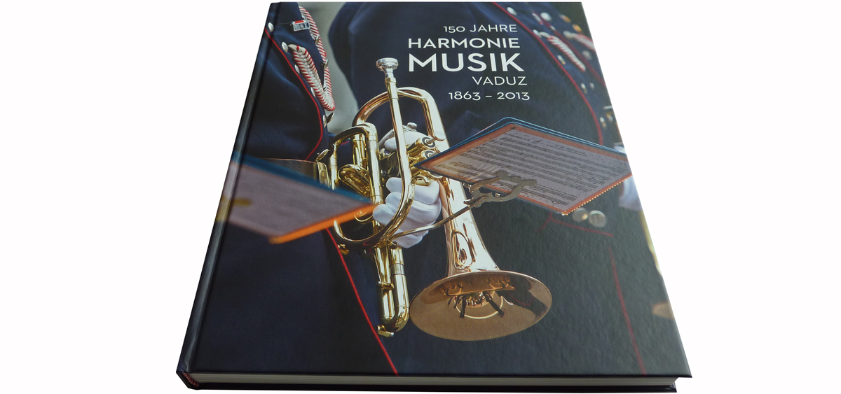 Titel des Jubiläumsbuches "150 Jahre Harmoniemusik Vaduz". Das Titelbild nimmt Einfluss auf die Ausarbeitung des Buches