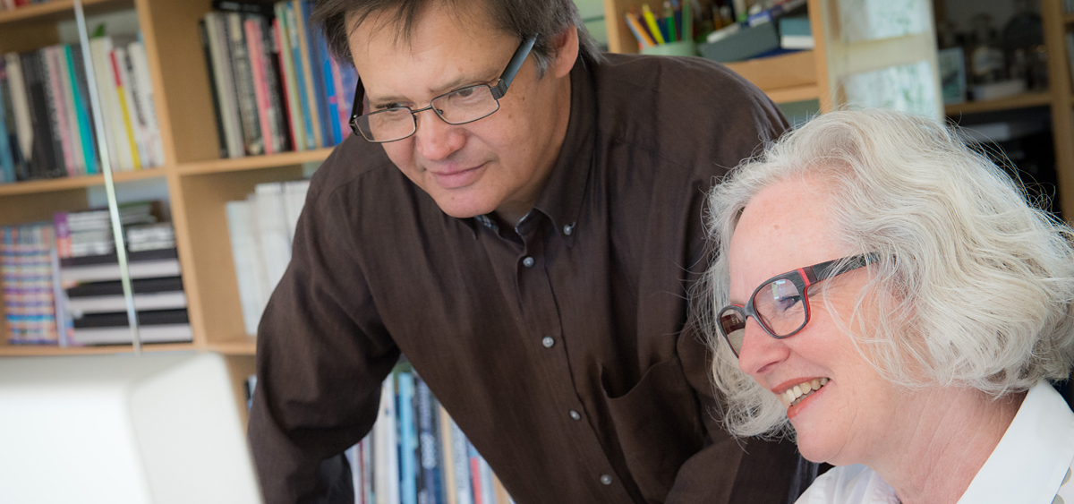 Farben, Formen, Proportionen – welcher Entwurf ist besser? Im Austausch zwischen Künstler und Grafikerin entwickeln sich oft neue Anregungen.